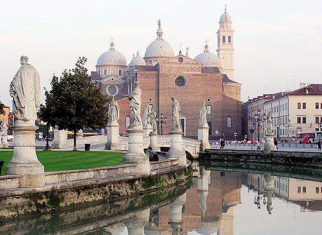 640px-Padova-Basilika_der_hl._Justina